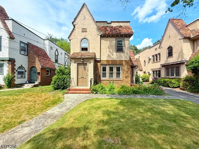 166 Washington Pl — Photo 1
