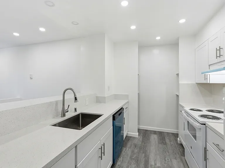 444 Merritt Ave #202 — Photo 5