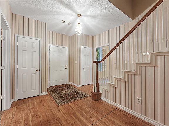 4th image of 202 Fox Hollow Dr