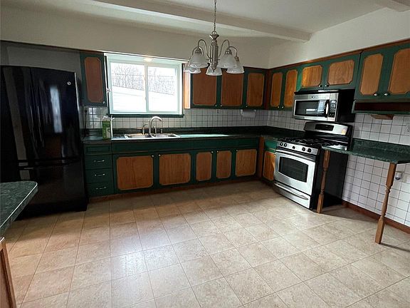 3rd image of 3835 Maple Rd