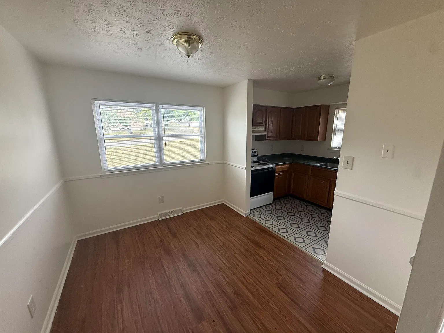 2 bed, 1.0 bath, 836 sqft, $1,195 — Photo 4
