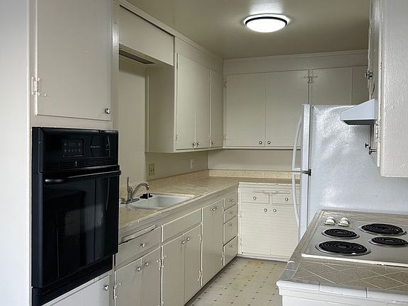 2nd image of 204 Selwyn Dr APT 1