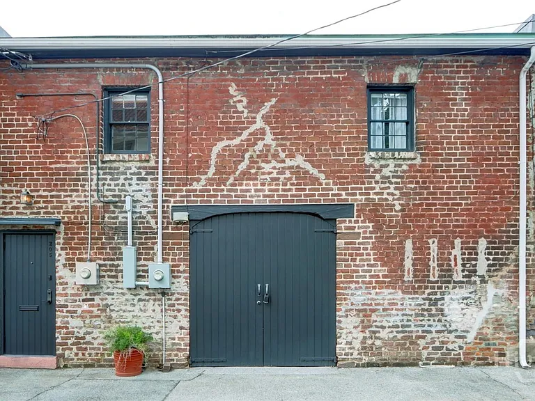 205 W Jones Ln — Photo 1