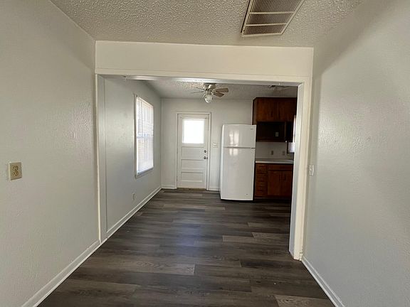 Dining area between living room & kitchen