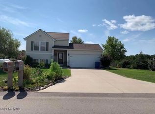 7524 Red Cedar Dr NE, Cedar Springs, MI 49319