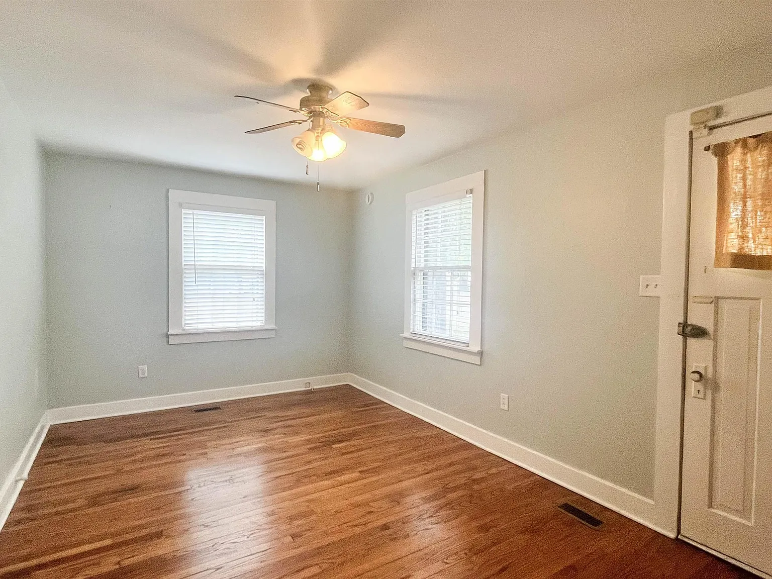 2 bed, 1.0 bath, 870 sqft, $1,325 — Photo 4