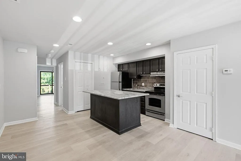 3 bed, 2.0 bath, 1780 sqft, $3,200 — Photo 1