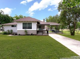 1516 C St, Floresville, TX 78114