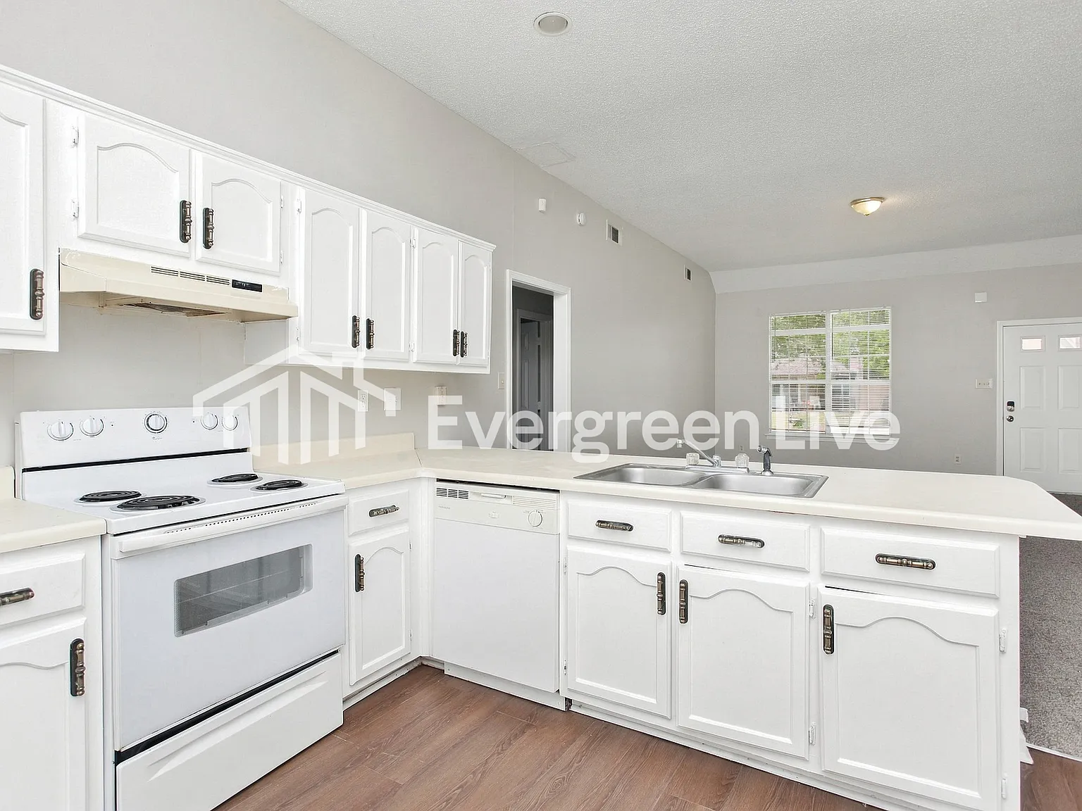 3 bed, 2.0 bath, 1300 sqft, $1,545 — Photo 2