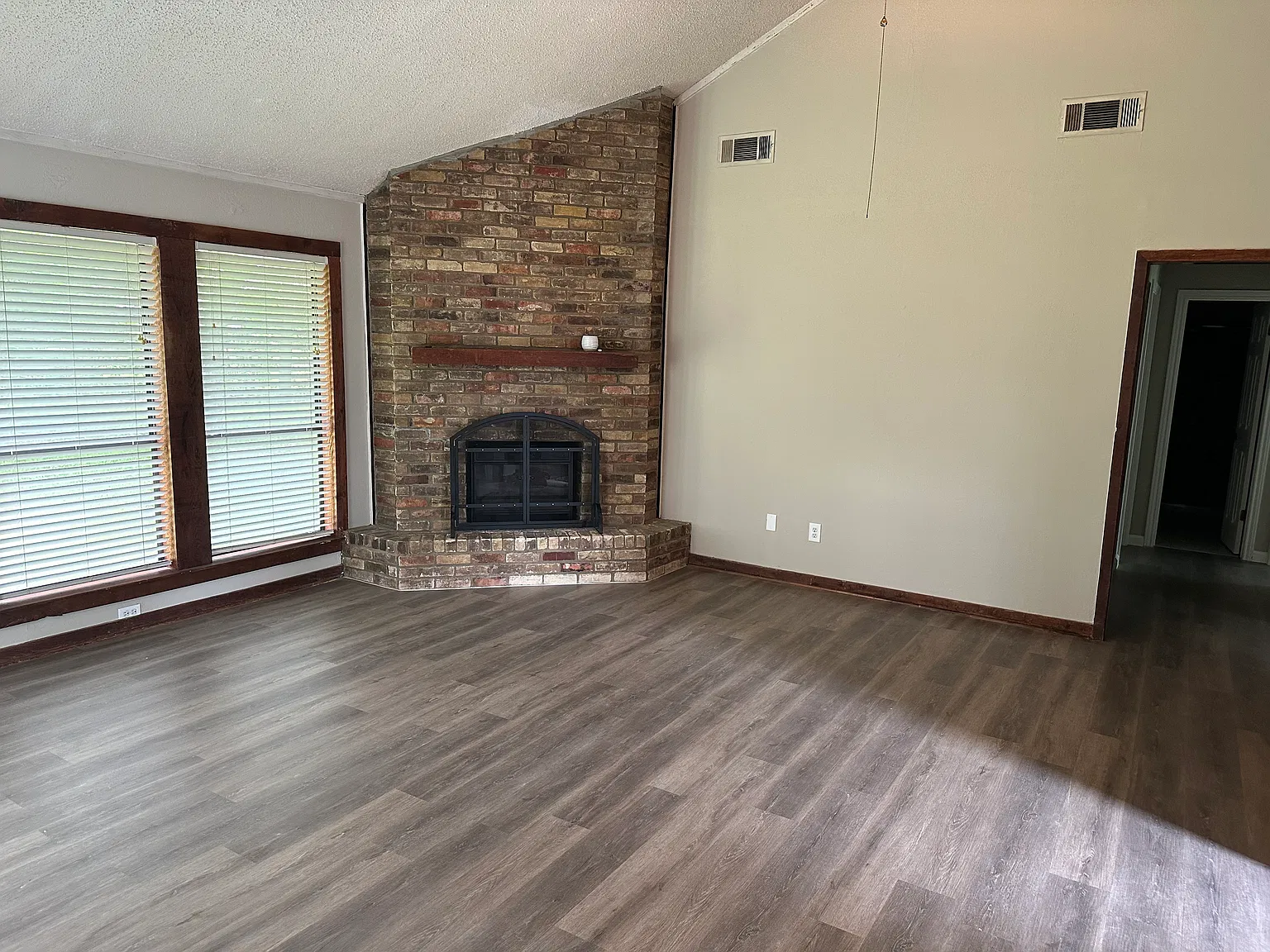 3 bed, 1281 sqft, $1,950 — Photo 4