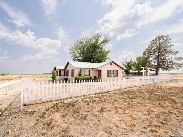 15515 US-90 E, Knippa, TX 78881