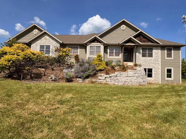S82W23690 Artesian AVENUE, Big Bend, WI 53103