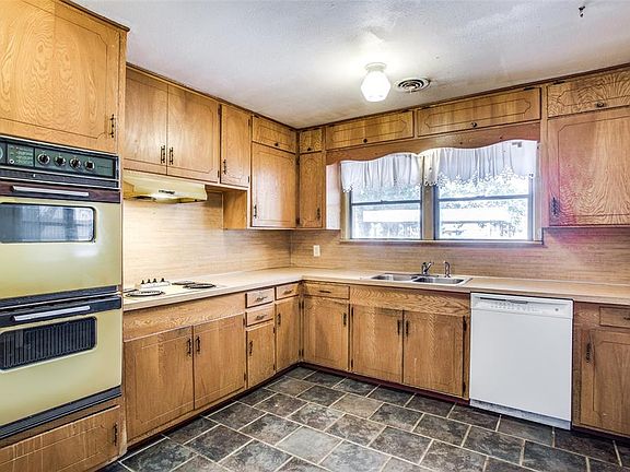 4th image of 303 Shadywood Ln