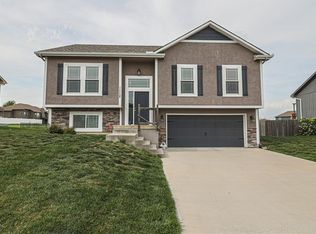 1112 SW 10th Ter, Oak Grove, MO 64075