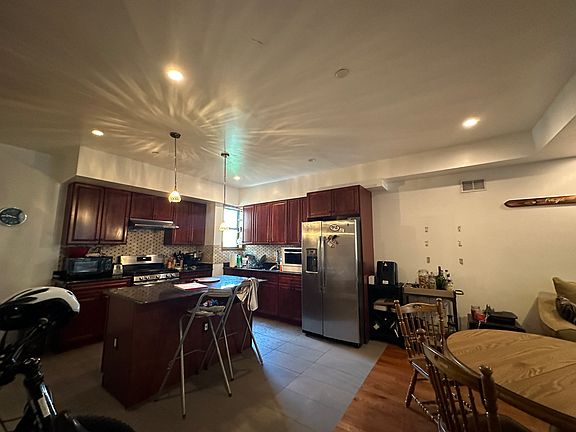 4th image of 1033 Mount Vernon St #1
