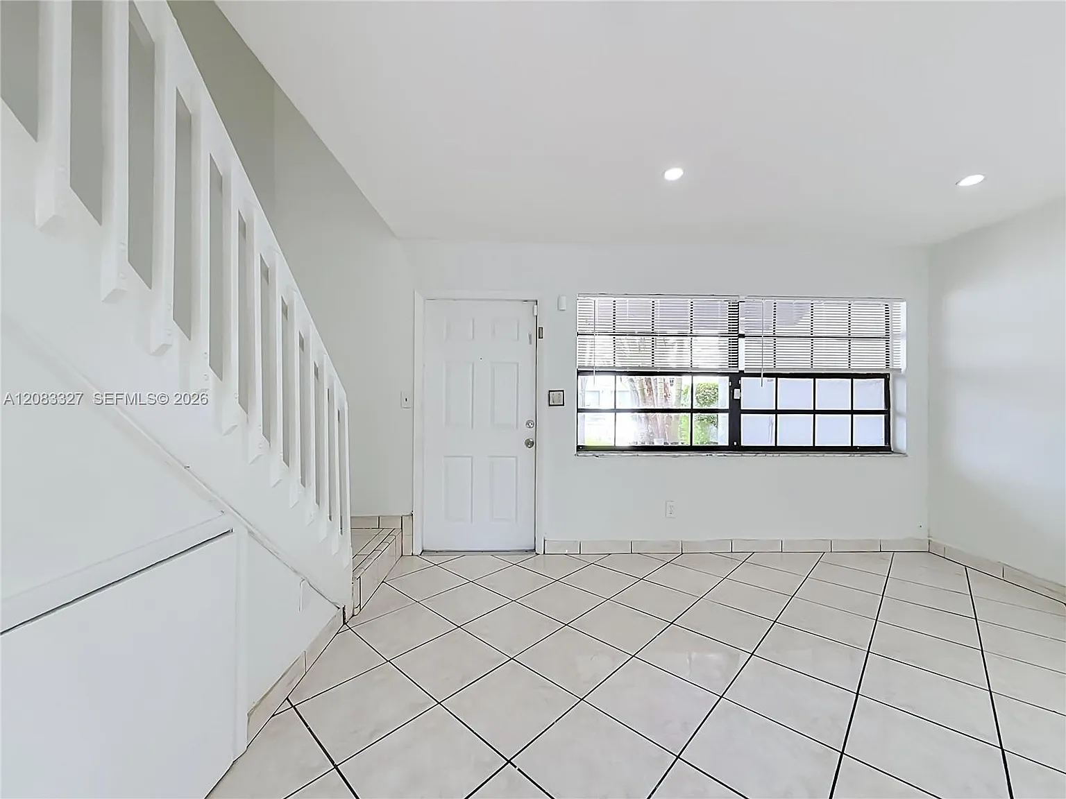 Pembroke Pointe Sec One — Photo 4