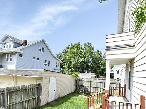 5th image of 1622 Larchmont Ave