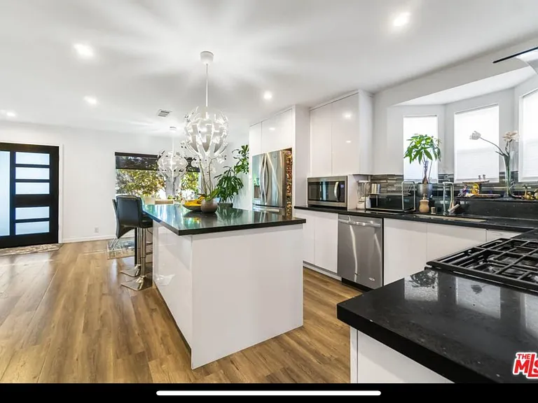 10915 Ayres Ave — Photo 5