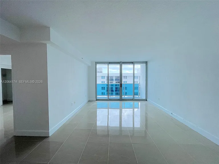 7501 E Treasure Dr #10C — Photo 2