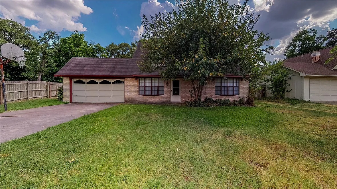 4 bed, 1739 sqft, $1,900 — Photo 1