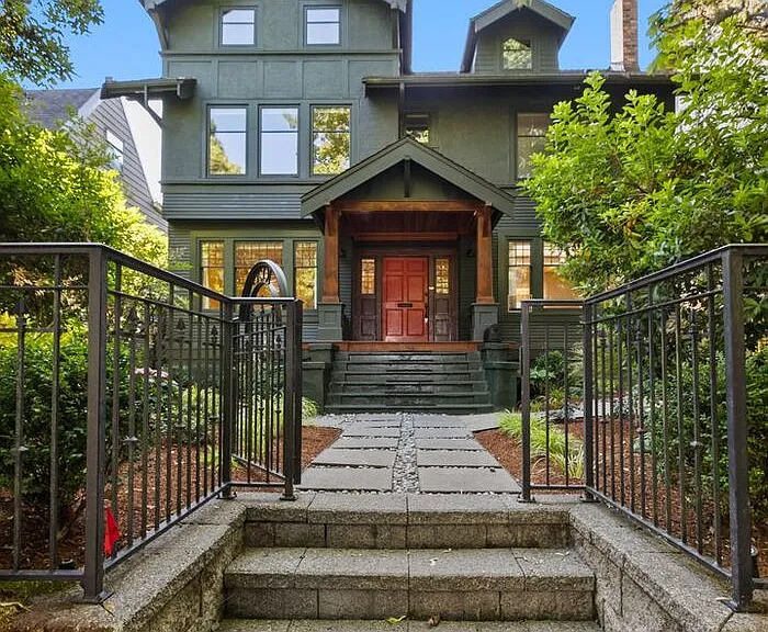 1020 15th Ave E — Photo 1