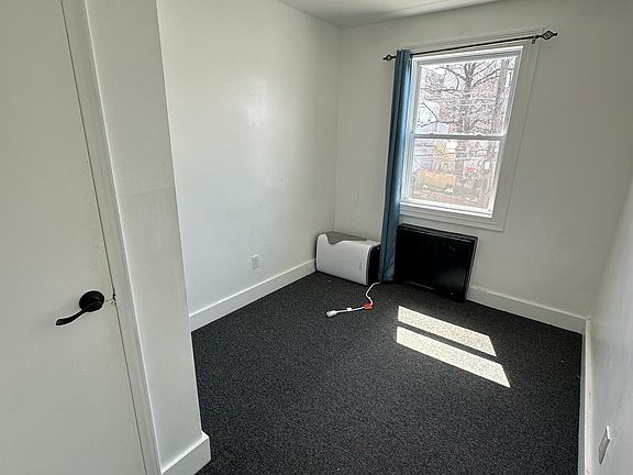 4th image of 655 Rosewood St #Penthouse
