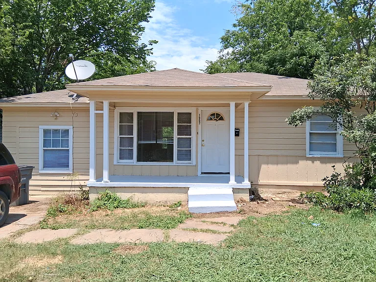 1907 NW Hoover Ave — Photo 1