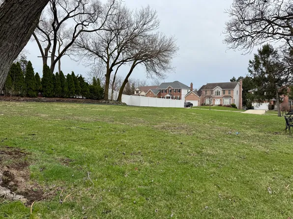 13 E 59th St #3, Westmont, IL 60559