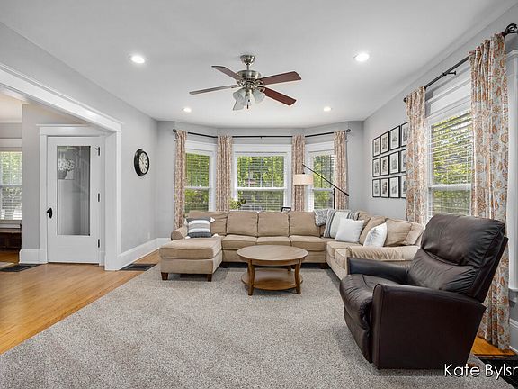 4th image of 355 Auburn Ave SE