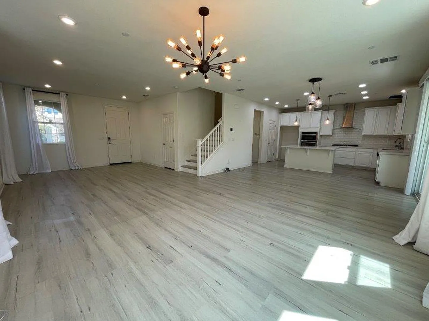 Gorgeous 4 Bed Located in Great Gated Community — Photo 4