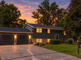 209 N Market St, Grandview, IA 52752