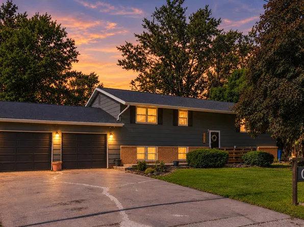 209 N Market St, Grandview, IA 52752