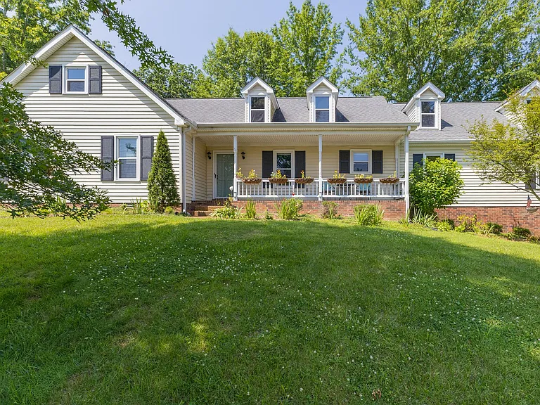 1521 Pinkerton Rd — Photo 1