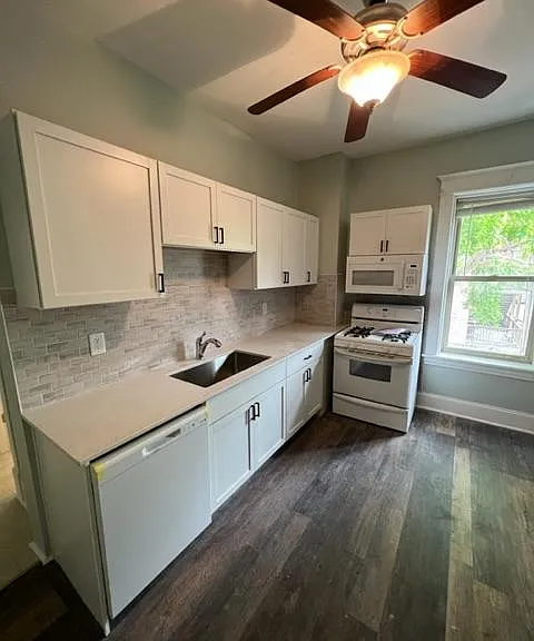400 22nd Ave NE #202 — Photo 1