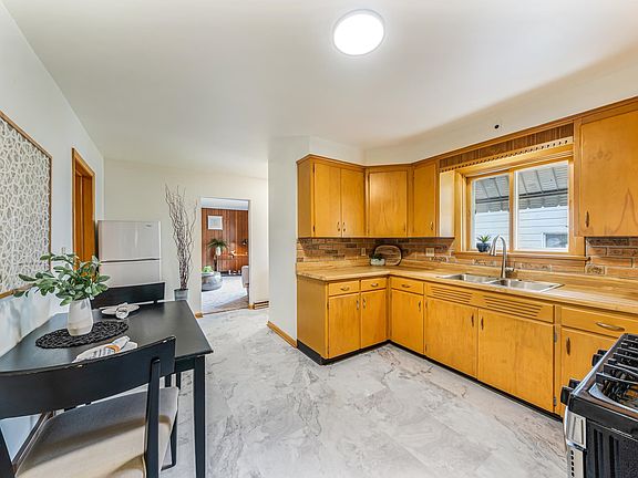 5th image of 216 Maple St