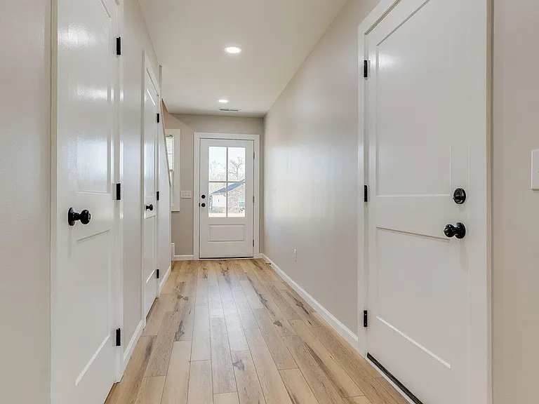 300 Robin Hood Ln — Photo 5