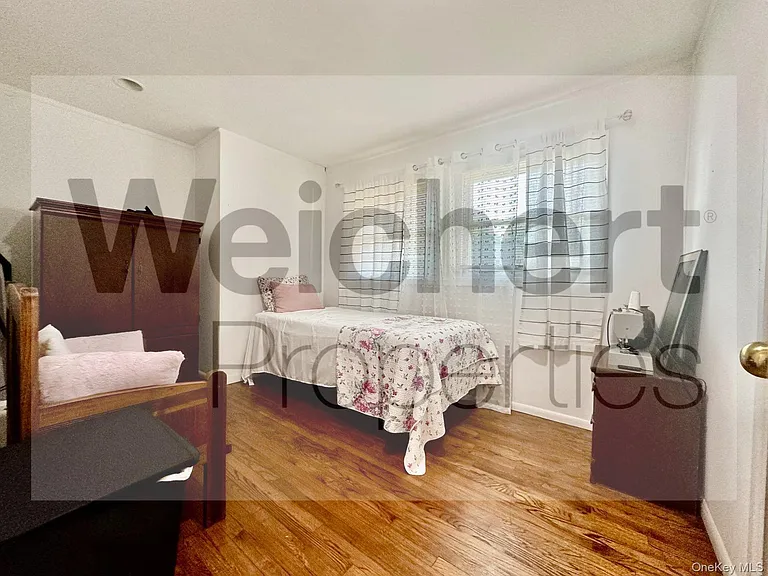 211 W 22nd St — Photo 13