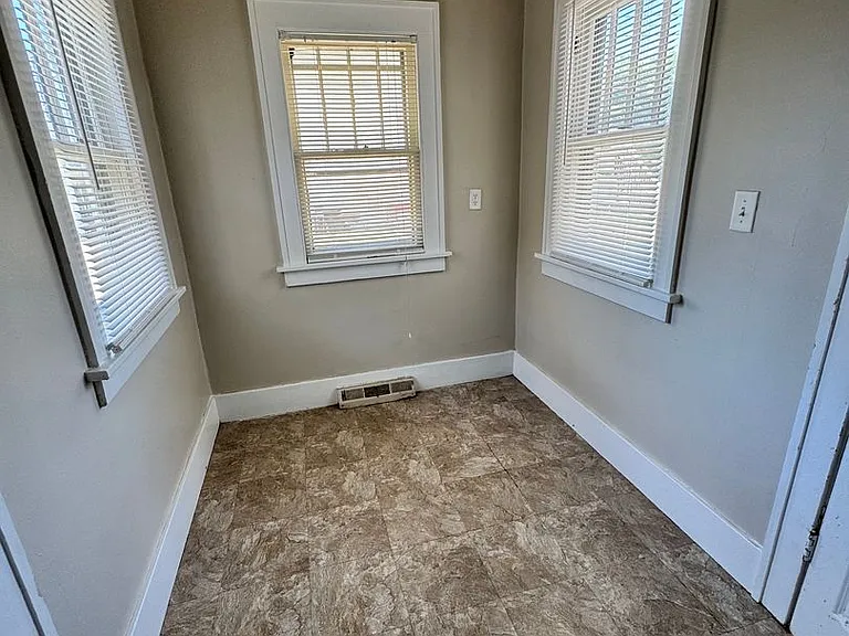 1204 Glenhurst Ct — Photo 5