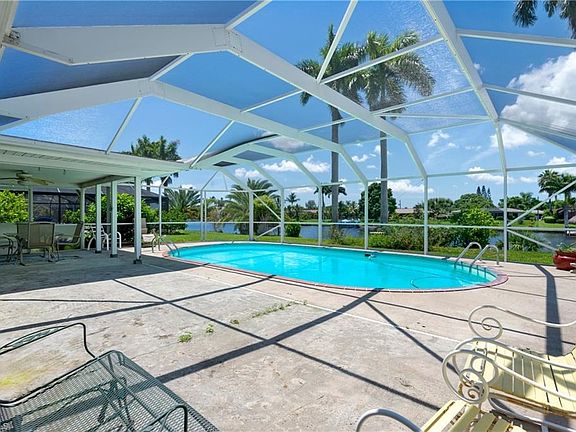 Extremely large lanai, splash in the pool with the view of the Rubicon.