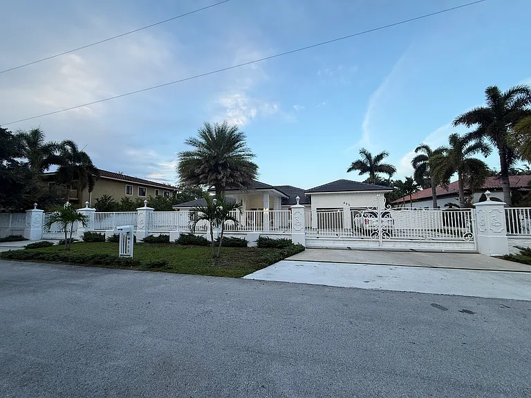 465 NW 119th Ave — Photo 16