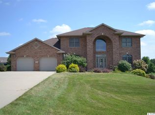 527 Fairway Ln, Dyersville, IA 52040