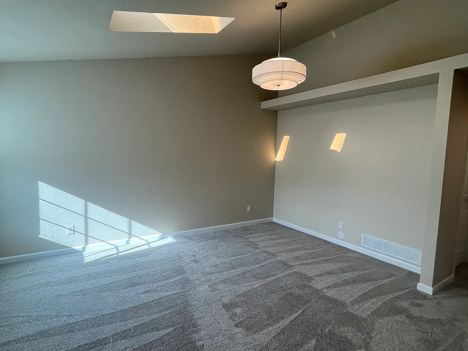 3 bed, 1691 sqft, $2,550 — Photo 3
