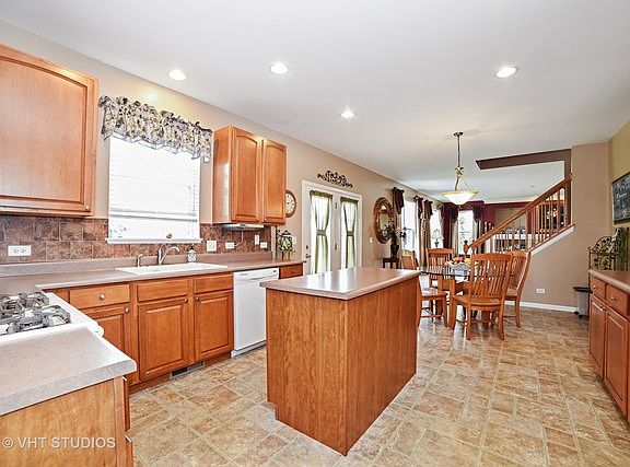 3rd image of 46 Brentwood Dr
