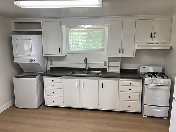 3rd image of 850 S Lake St APT 3