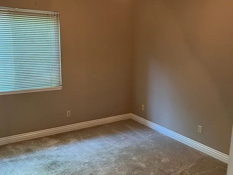 27 Brookstone — Photo 13
