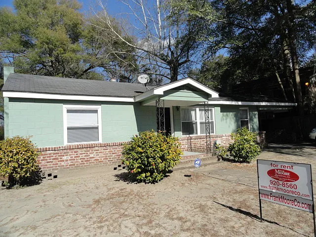 **Available mid September** 2bd/1ba- Single Family home on Over-sized Lot! — Photo 2