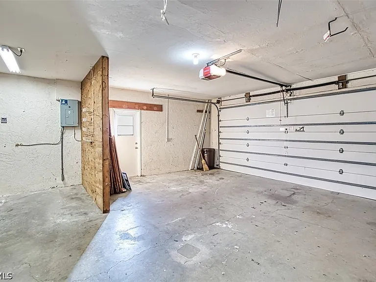 1221 SW 49th St — Photo 44