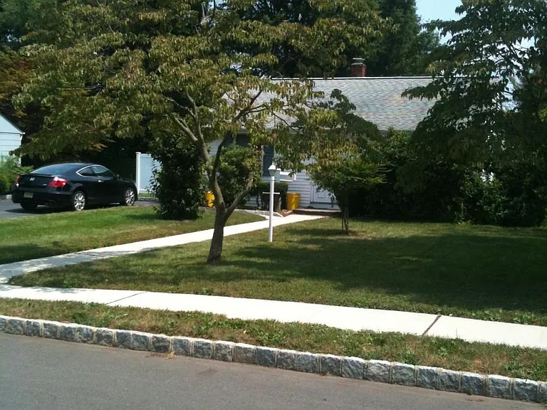 327 Ewing St — Photo 3