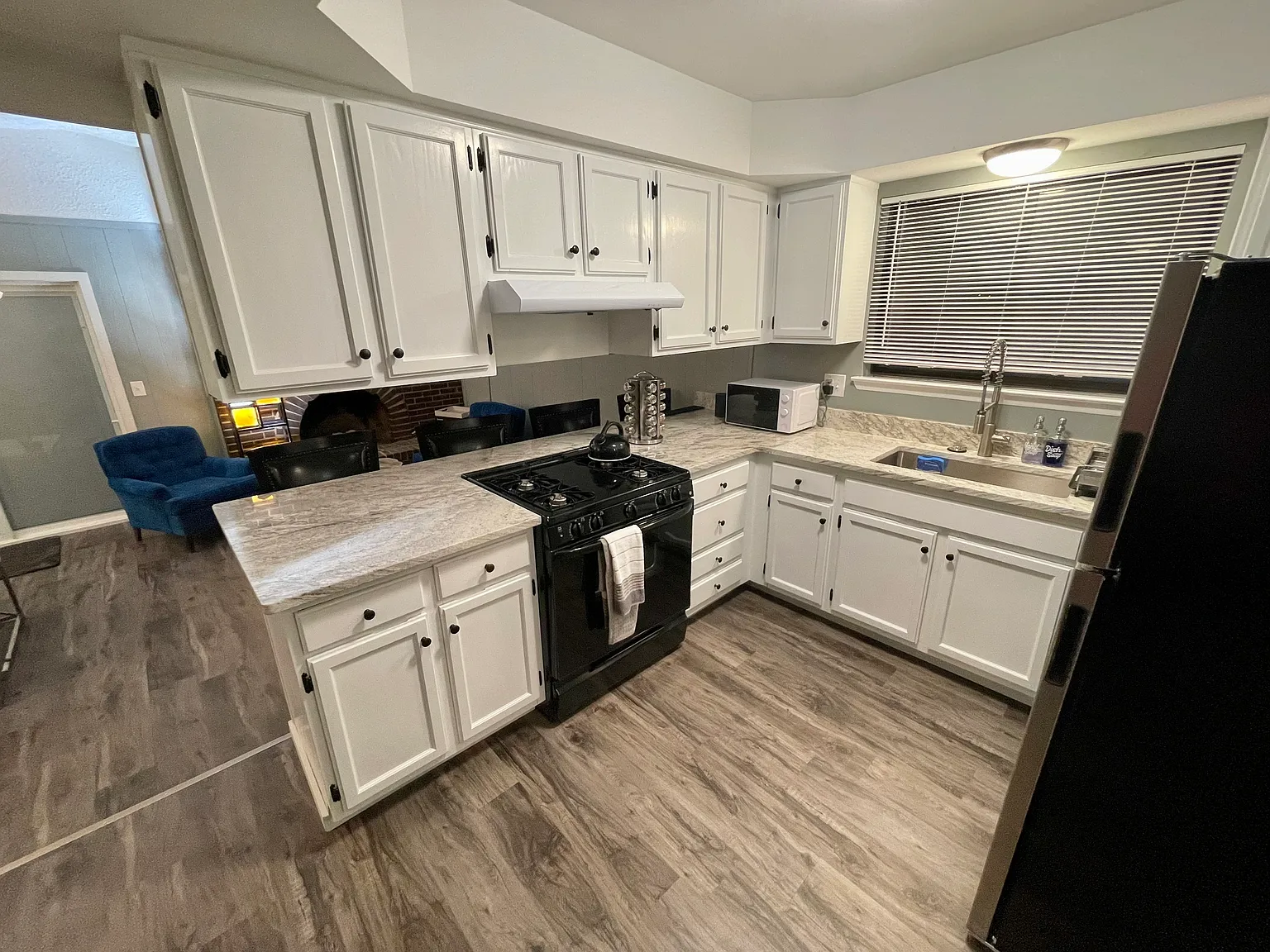 3 bed, 1.5 bath, 1355 sqft, $2,700 — Photo 2