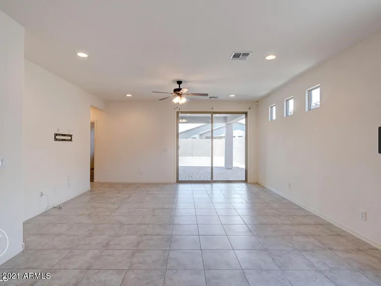 7136 S 33rd Ave — Photo 3